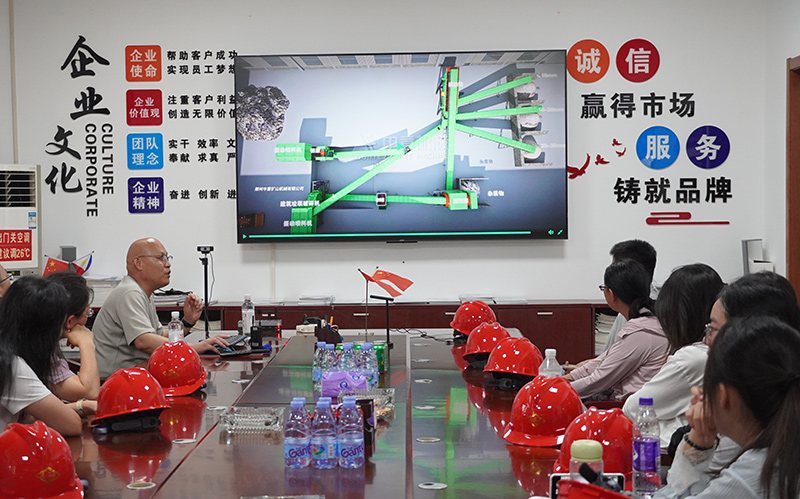 刘经理讲解垃圾分拣线工艺